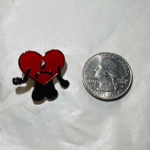 UN VERANO sin ti heart pin